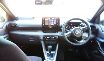 
									Toyota Yaris HYBRID G full								