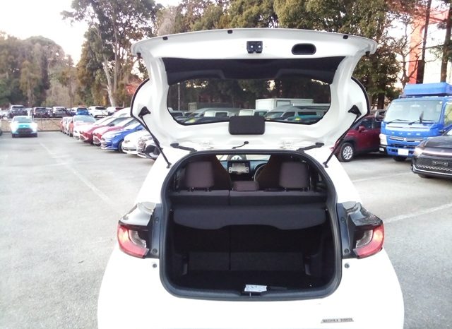 
								Toyota Yaris HYBRID X full									