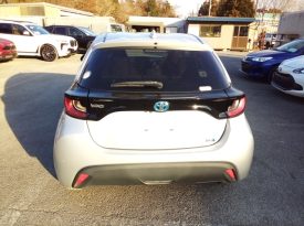 Toyota Yaris HYBRID X