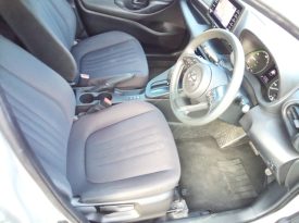 Toyota Yaris HYBRID X