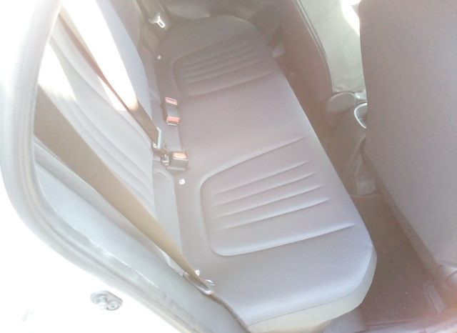 
								Toyota Yaris HYBRID X full									
