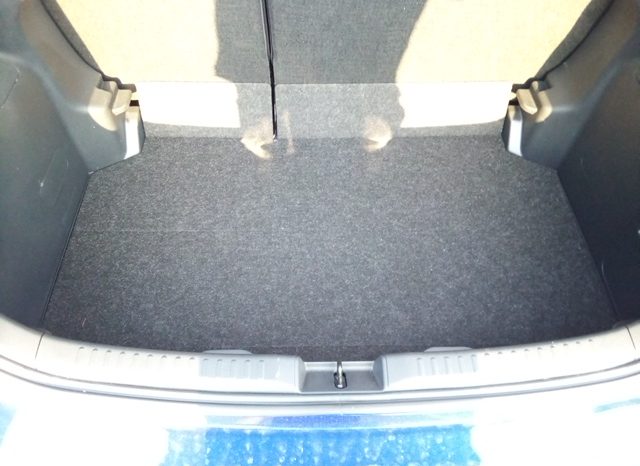 
								Toyota Yaris HYBRID G full									