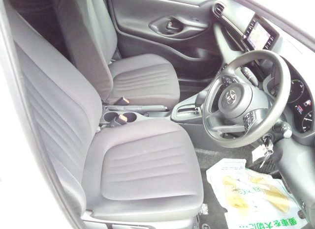 
								Toyota Yaris HYBRID X full									