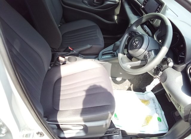 
								Toyota Yaris HYBRID X full									