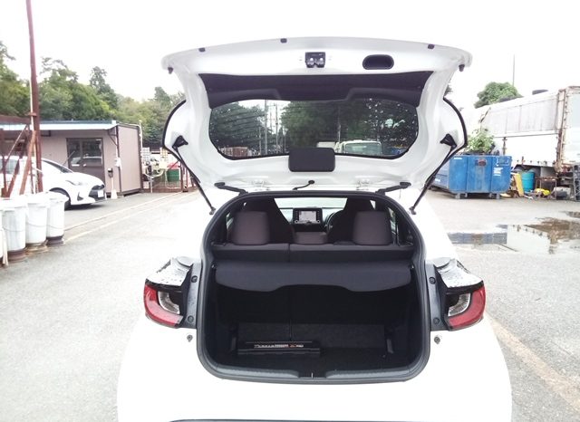 
								Toyota Yaris HYBRID X full									