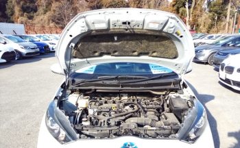 Toyota Yaris HYBRID X