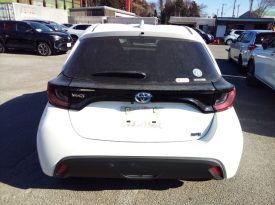 Toyota Yaris HYBRID X