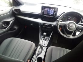 Toyota Yaris HYBRID X