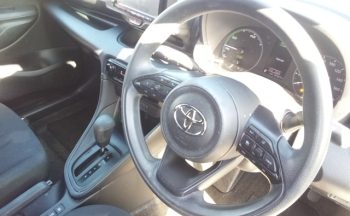 Toyota Yaris HYBRID X