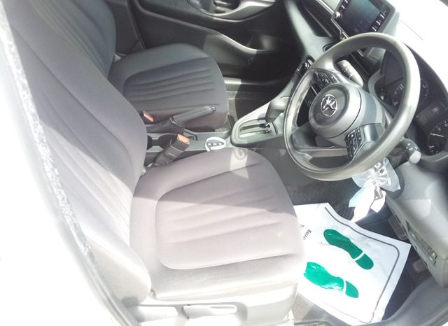 
								Toyota Yaris HYBRID X full									