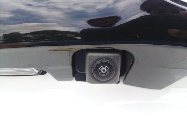 
								Toyota Yaris HYBRID X full									