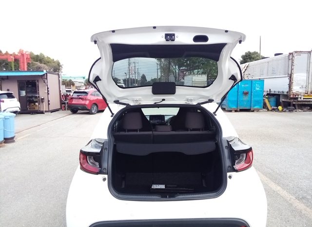 
								Toyota Yaris HYBRID X full									