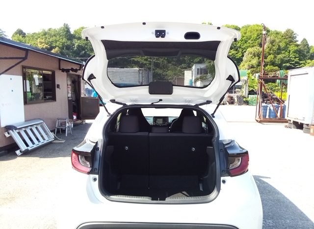 
								Toyota Yaris HYBRID X full									