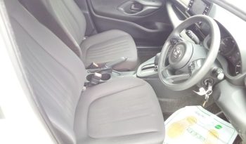 
									Toyota Yaris HYBRID X full								