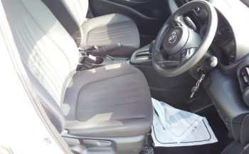 Toyota Yaris HYBRID X