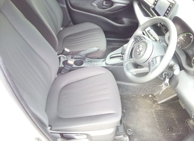 
								Toyota Yaris HYBRID X full									