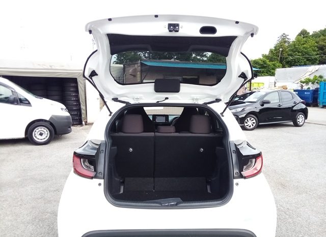 
								Toyota Yaris HYBRID X full									