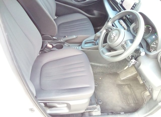 
								Toyota Yaris HYBRID X full									
