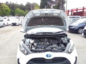 Toyota Yaris HYBRID X