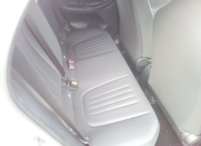 
								Toyota Yaris HYBRID X full									