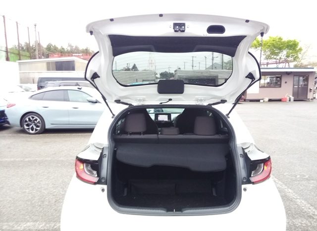 
								Toyota Yaris HYBRID X full									