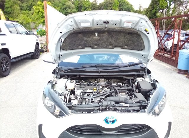 
								Toyota Yaris HYBRID X full									