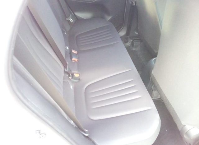 
								Toyota Yaris HYBRID X full									