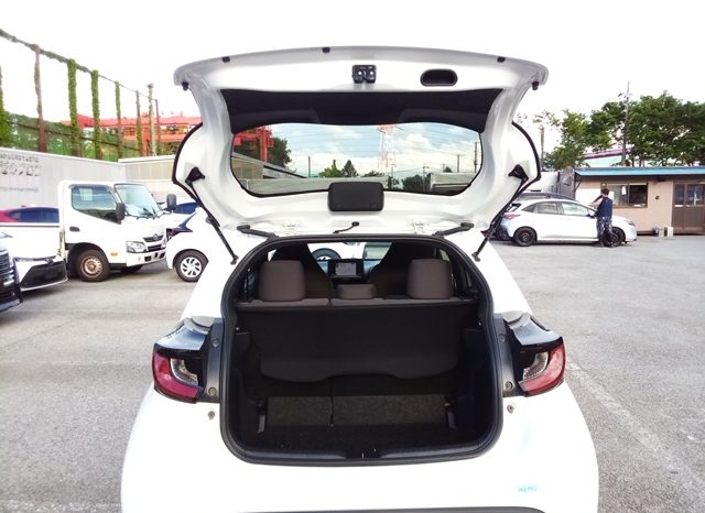 
								Toyota Yaris HYBRID X full									
