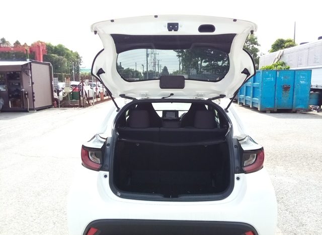 
								Toyota Yaris HYBRID X full									