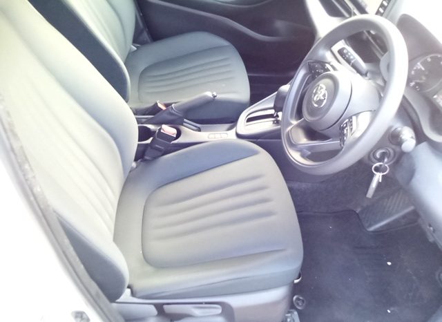 
								Toyota Yaris HYBRID X full									