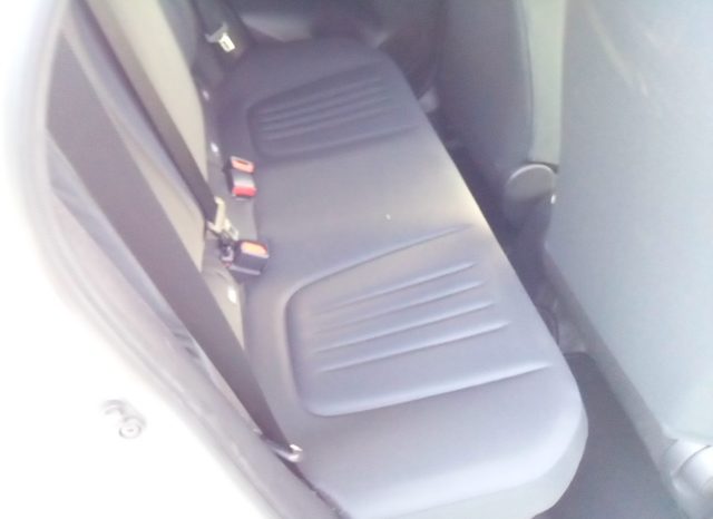 
								Toyota Yaris HYBRID X full									
