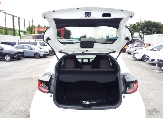 
								Toyota Yaris HYBRID X full									