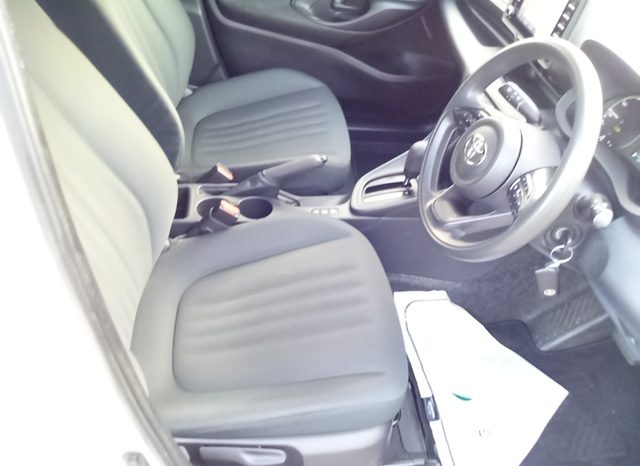 
								Toyota Yaris HYBRID X full									