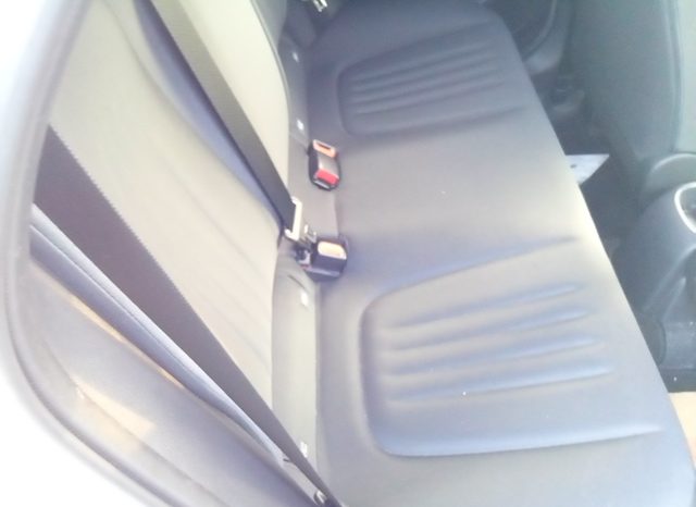 
								Toyota Yaris HYBRID X full									