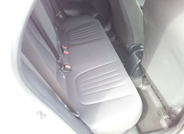 
								Toyota Yaris HYBRID X full									