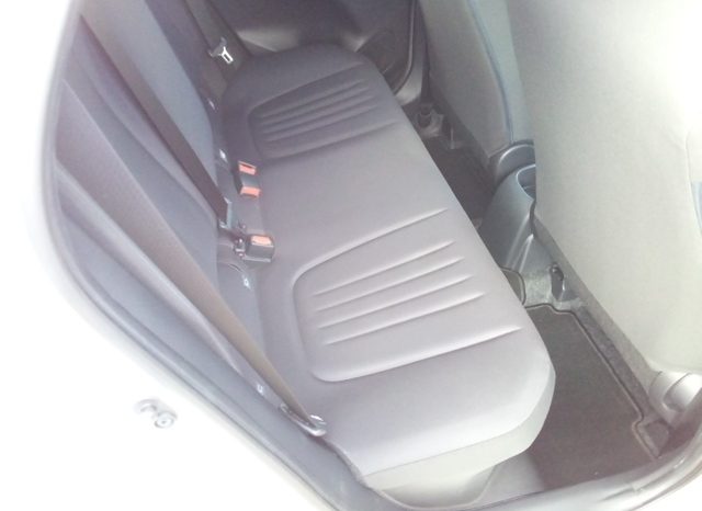 
								Toyota Yaris HYBRID X full									