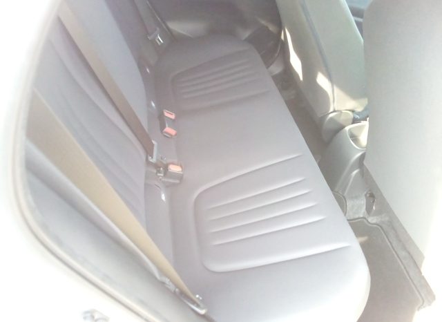 
								Toyota Yaris Hybrid X full									