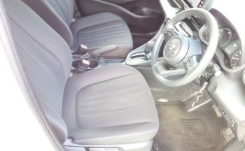 Toyota Yaris HYBRID X